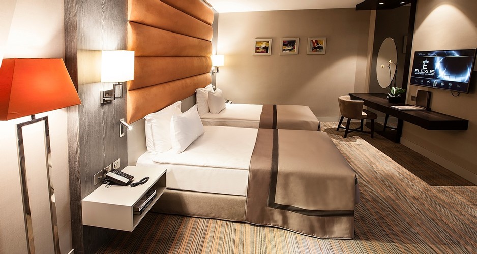 Family Room, Land View