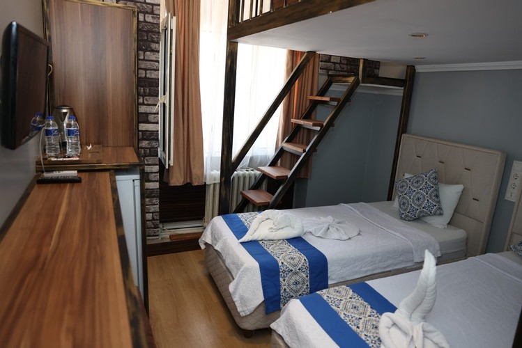 Deluxe Room (3 Person)