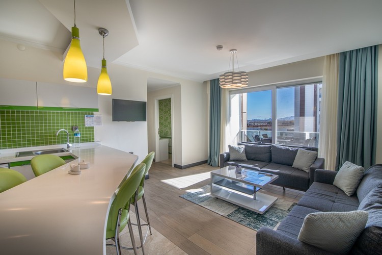 Aile Odası, Bahçe Manzaralı