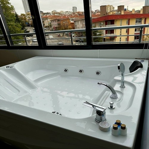 Studio Suit Oda (Jakuzi)