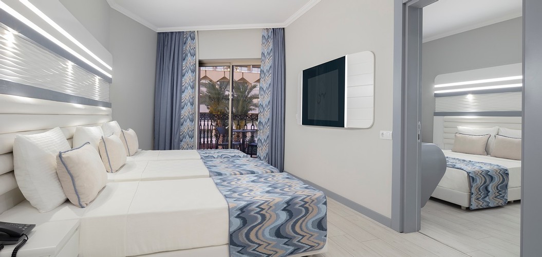 Aile Deluxe Odası, Kısmi Deniz Manzaralı