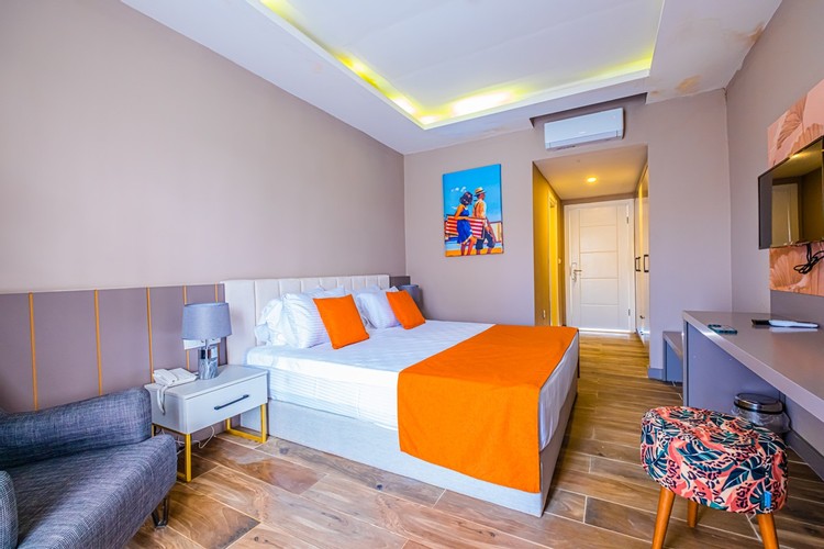 Deluxe Havuza Açılan Oda