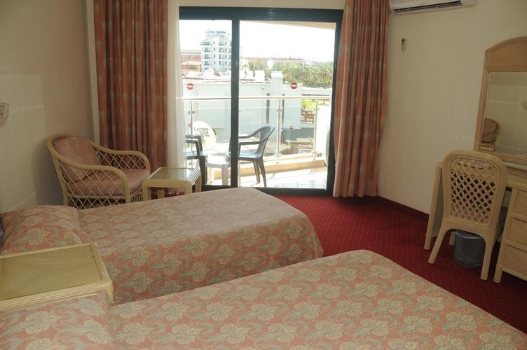 Annex Room, Land View