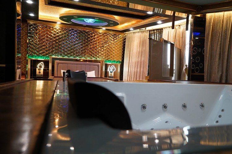 Queen Suit Oda (Jakuzi)