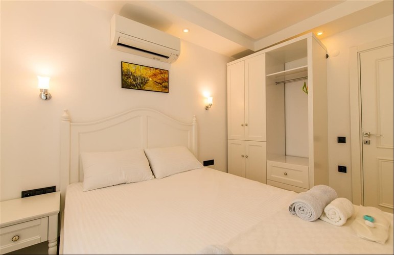 Apart, Partial Sea View