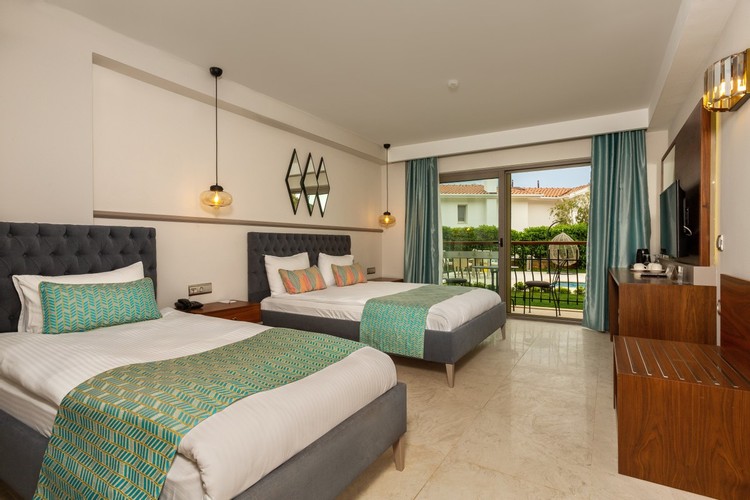 Family Room, Pool View (3 Person)