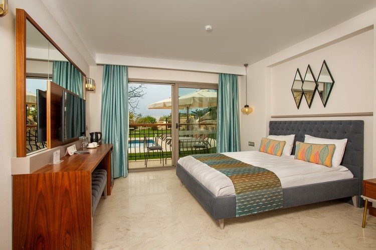 Junior Oda, Havuz Manzaralı