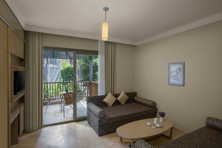 Aile Odası, Bahçe Manzaralı