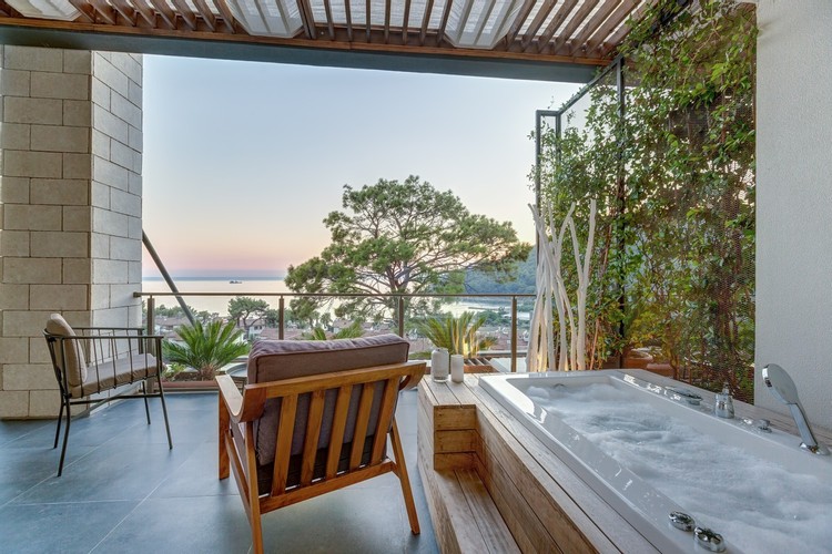 Deluxe Room, Sea View (4 Person, Jacuzzi)