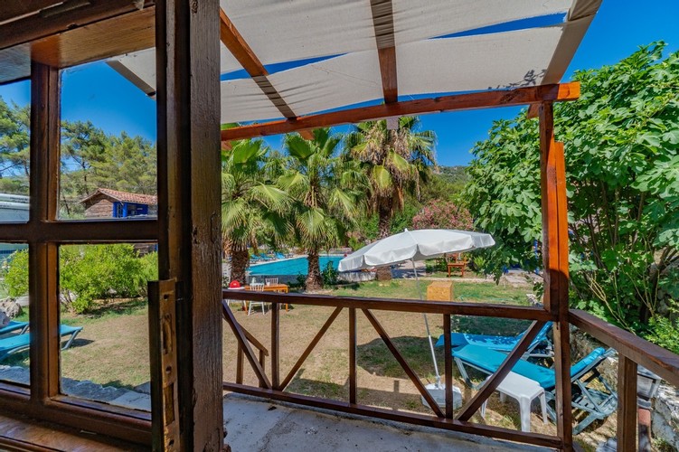 Deluxe Oda, Havuz Manzaralı