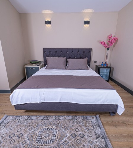 Economy Room, Viewless