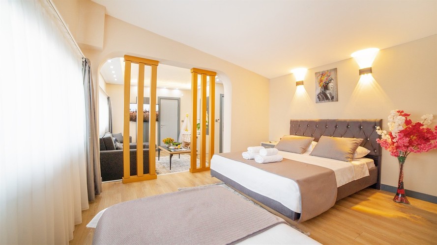 Family Room, Land View