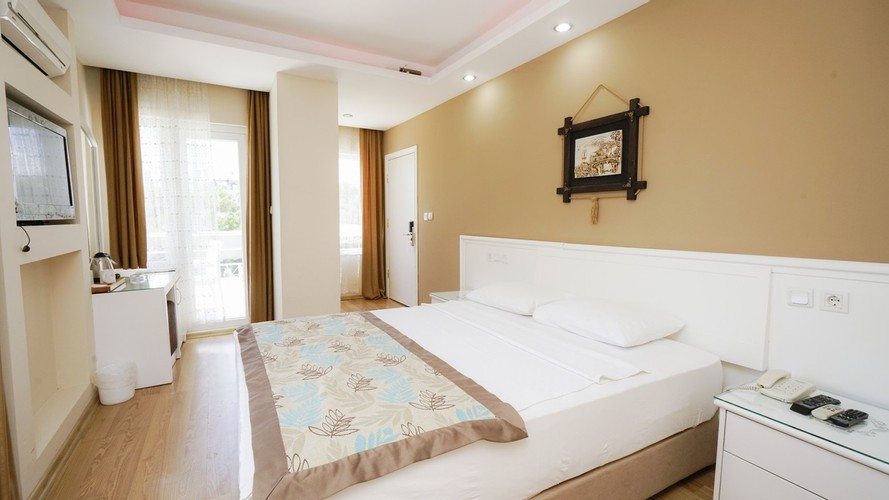 Standart Oda, Havuz Manzaralı (Balkonsuz)