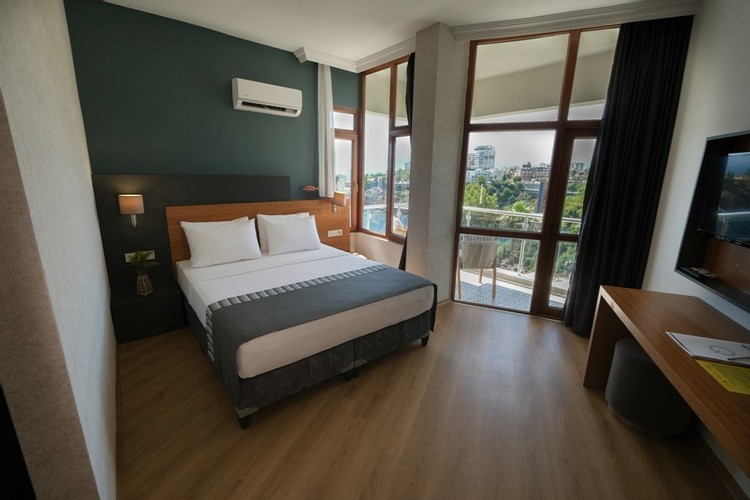 Family Room (3 Person)