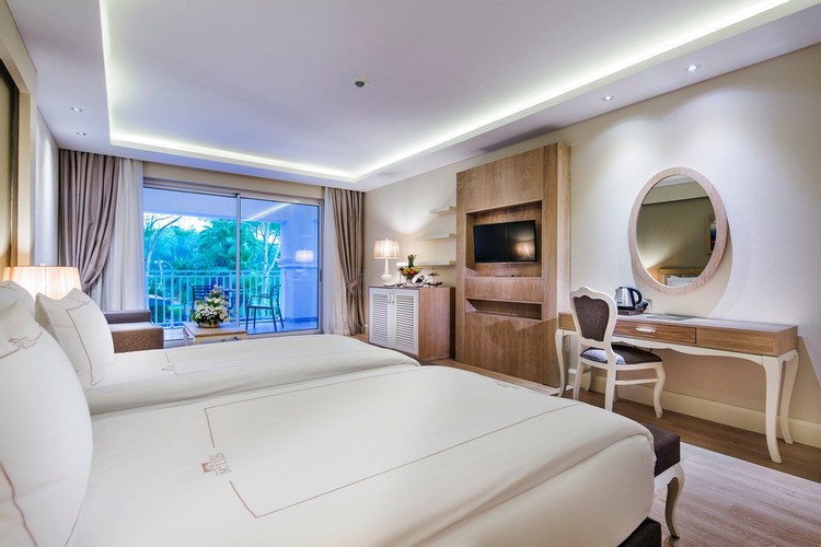 Jasmine Havuz Manzaralı Oda