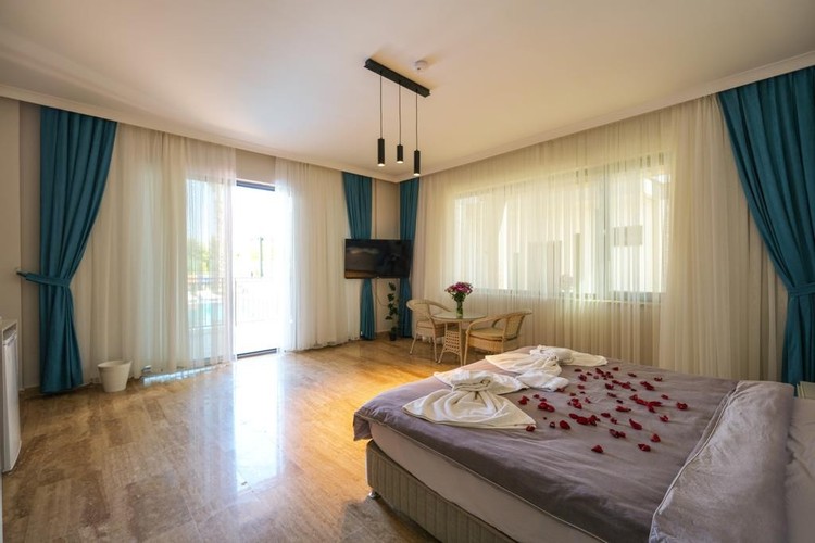 Suit Oda, Havuz Manzaralı