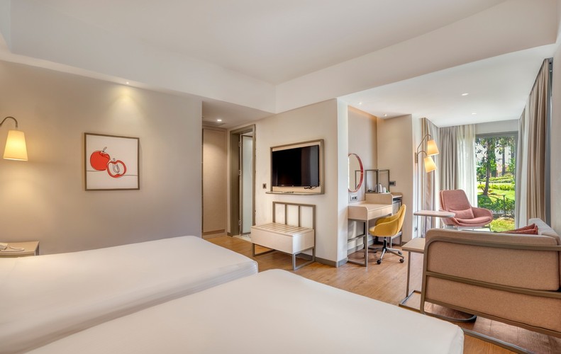 Club Room, Garden View