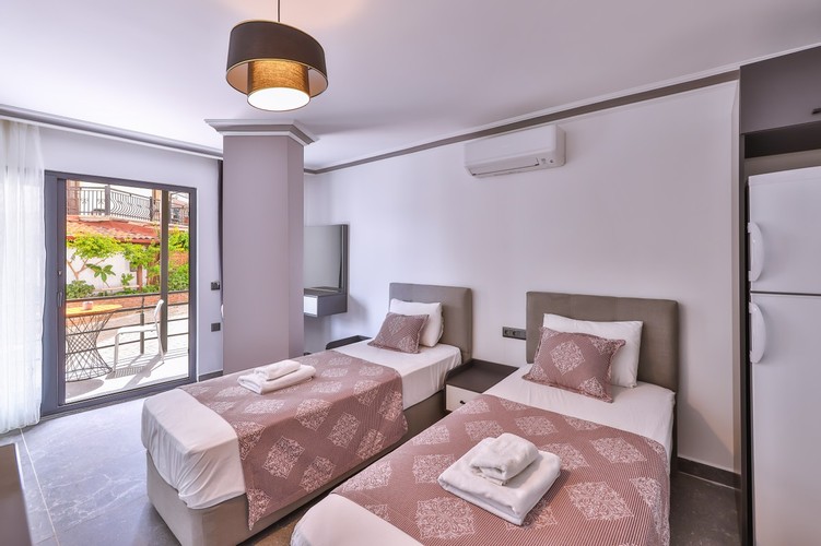 Giriş Kat Deniz Manzaralı Oda 102