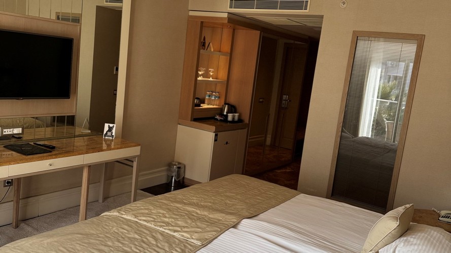 Superior Oda, Kara Manzaralı