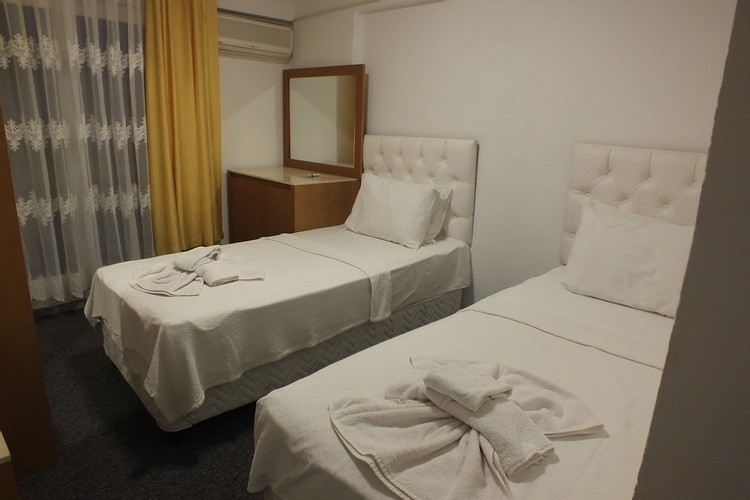 Iki Ayrı Yataklı Oda, Bahçe Manzaralı