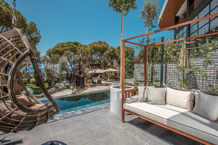 Comfort Ana Bina Havuza Açılan Oda