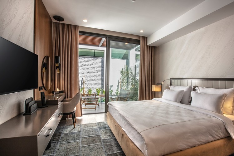 Aile Suit Odası, Havuz Manzaralı