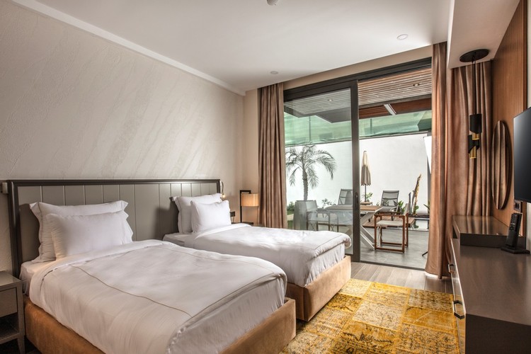 Aile Suit Odası, Havuz Manzaralı