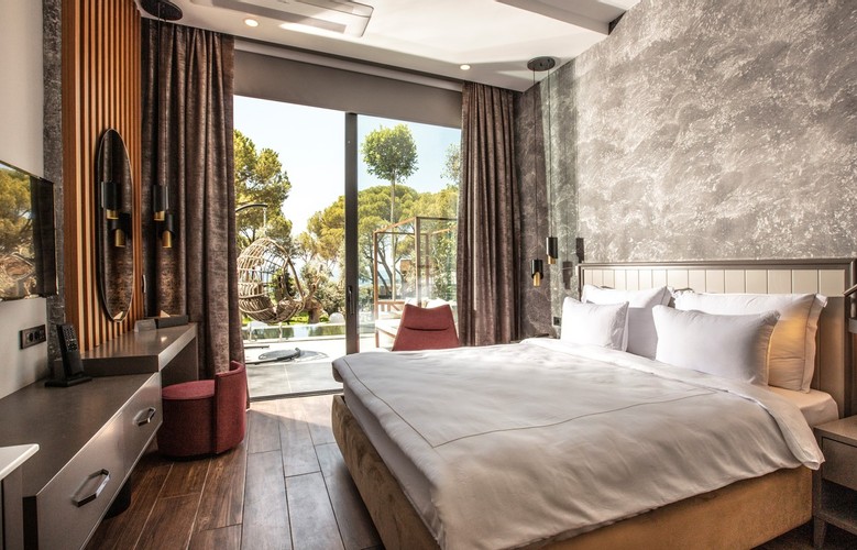 Comfort Ana Bina Havuza Açılan Oda