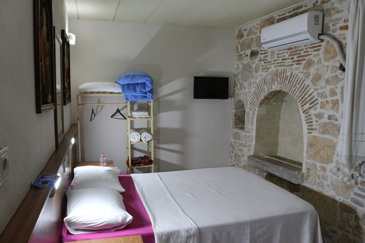 102 Cift Kisilik Bir Yatakli Oda