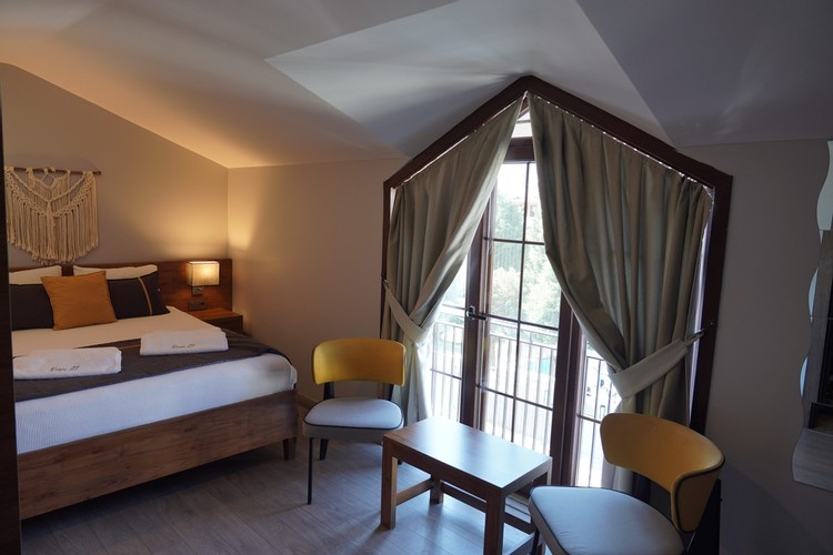 Roof Room, Land View