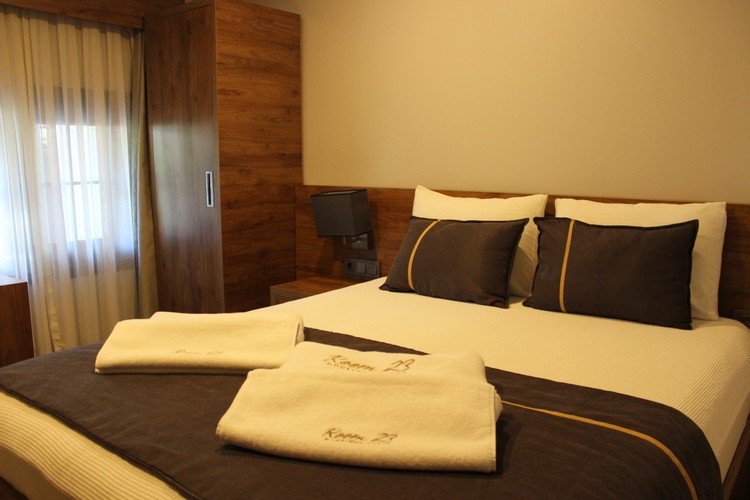 Economy Room, Land View