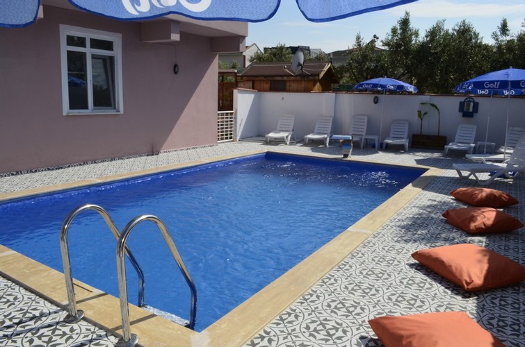 Aile Suit Beş Kişilik Odası (Balkonlu)