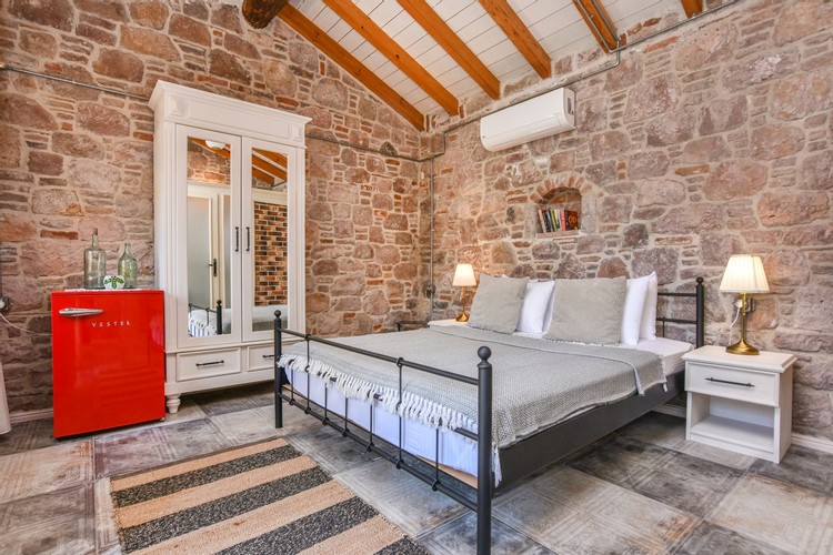 Deluxe Honeymoon Room