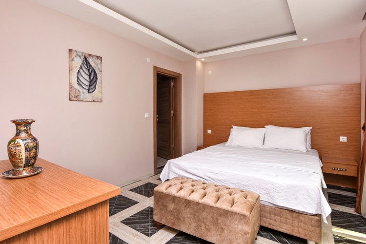 Aile Odası, Havuz Manzaralı