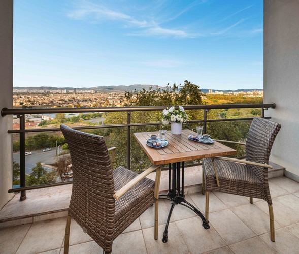 Deluxe Luxury Suit Oda