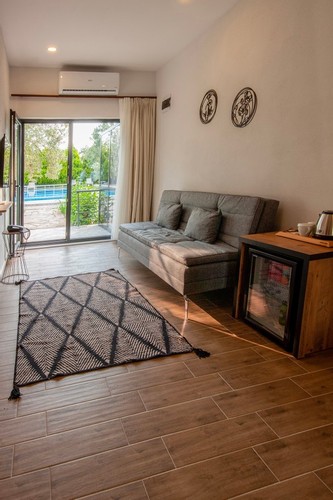 Deluxe Suit Oda, Havuz Manzaralı