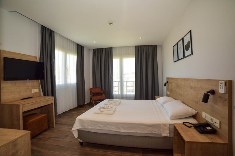 Deluxe Room (3 Person)