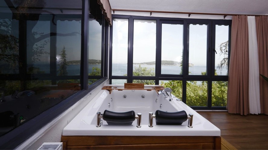 Suite Room (Jacuzzi)