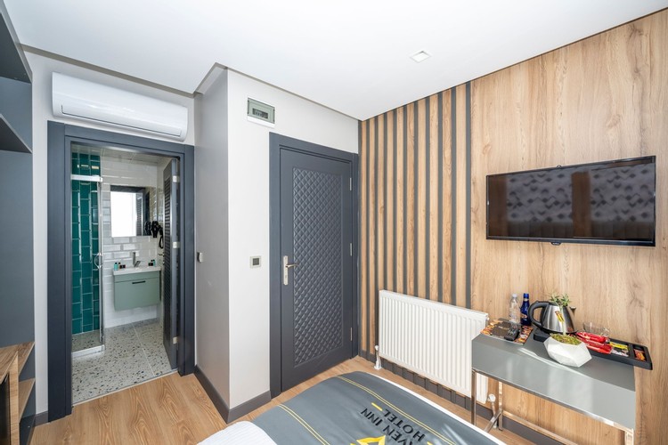 Deluxe Room (1 Person)