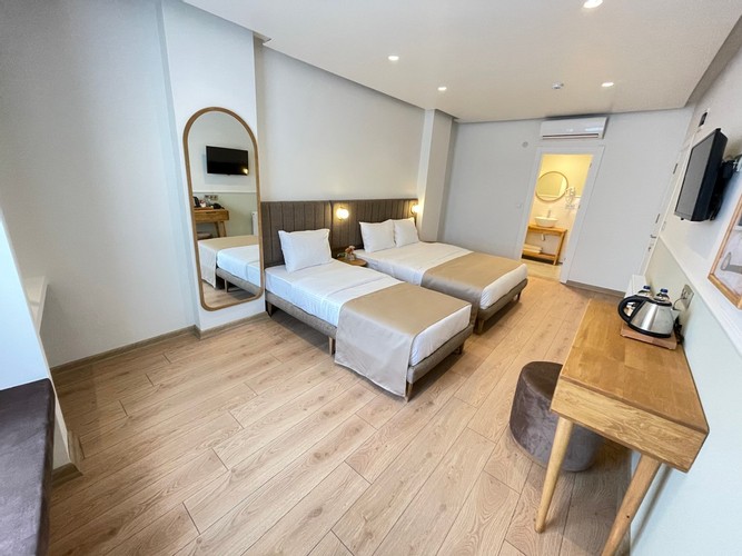 Deluxe Room (3 Person)