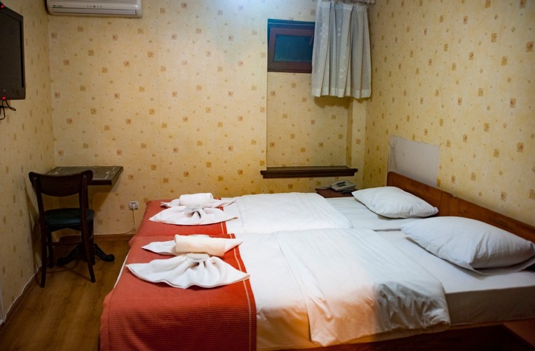 Ekonomik Iki Ayrı Yataklı Oda (Penceresiz)