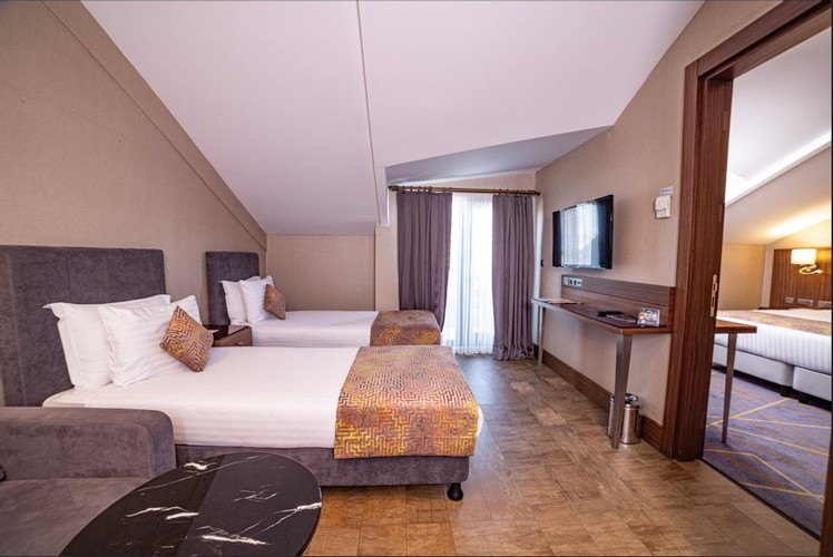 Aile Çatı Suit Odası (Balkonlu)