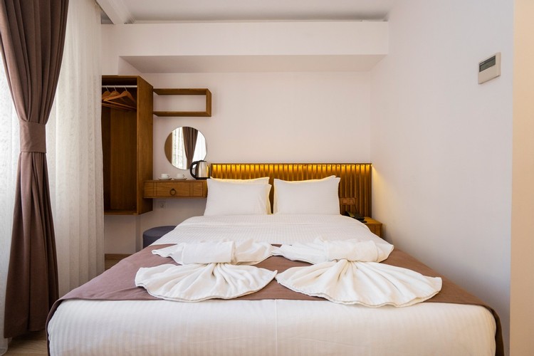 Deluxe Room (1 Person)