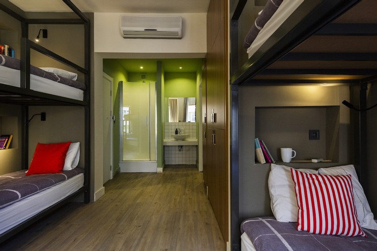 Alti Yatakli Oda, Özel Banyolu