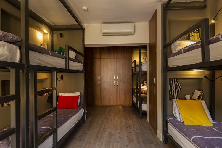 Eight-Bed Room With Shared Bathroom