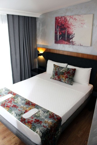 Deluxe Room (1 Person)