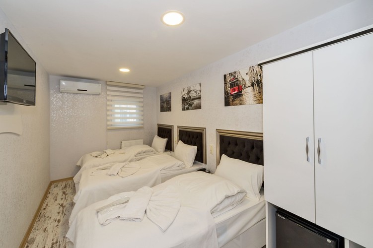 Üç Kişilik Oda, Ortak Banyolu