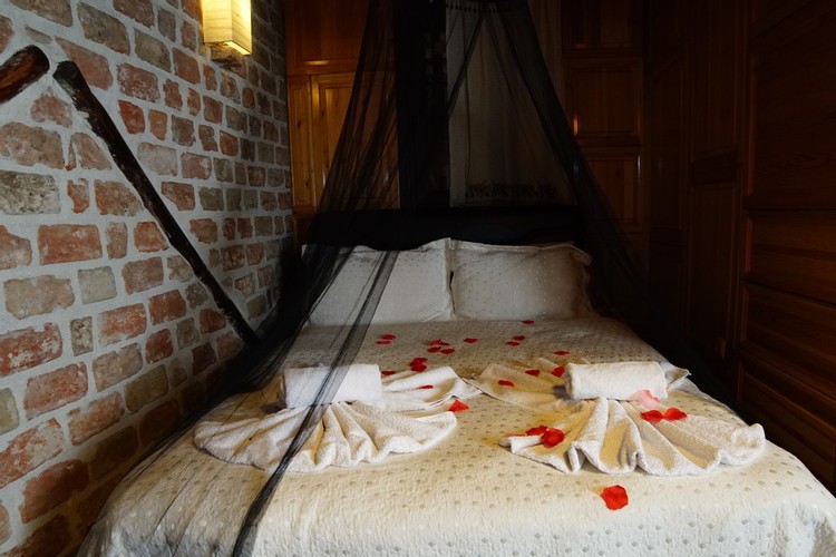 Ahşap Ve Taş Döşemeli, Günbatımı Ve Havuz Manzaralı Country Oda