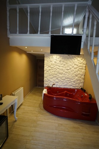 Starboard Room, River View, Fireplace And Jacuzzi