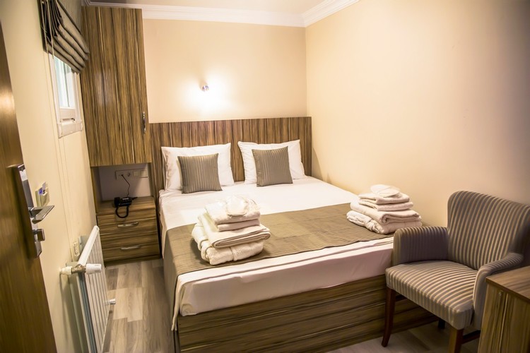 Economy Room, Has No Window